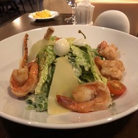 Салат Цезарь с креветками