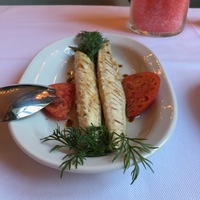 Скумбрия, приготовленная на пару с пряностями и корнями овощей