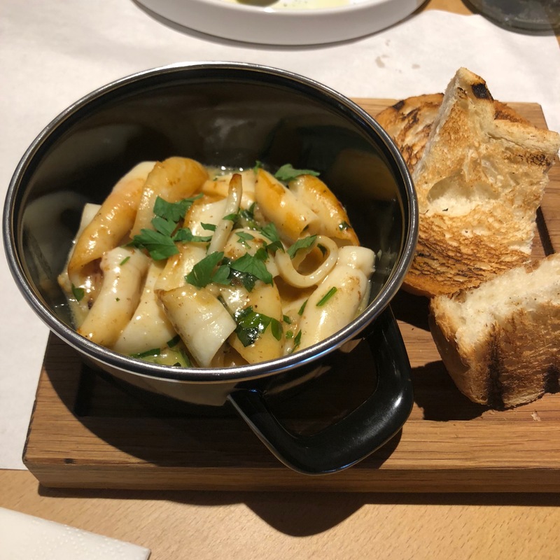 Жареный кальмар с чесноком и зеленью