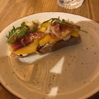 Брускетта с хамоном и козьим сыром