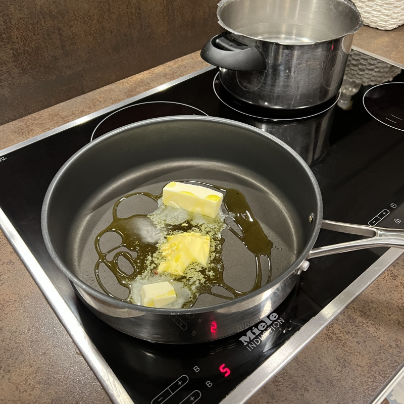 Паста с острым перцем, анчоусами и сыром моцарелла