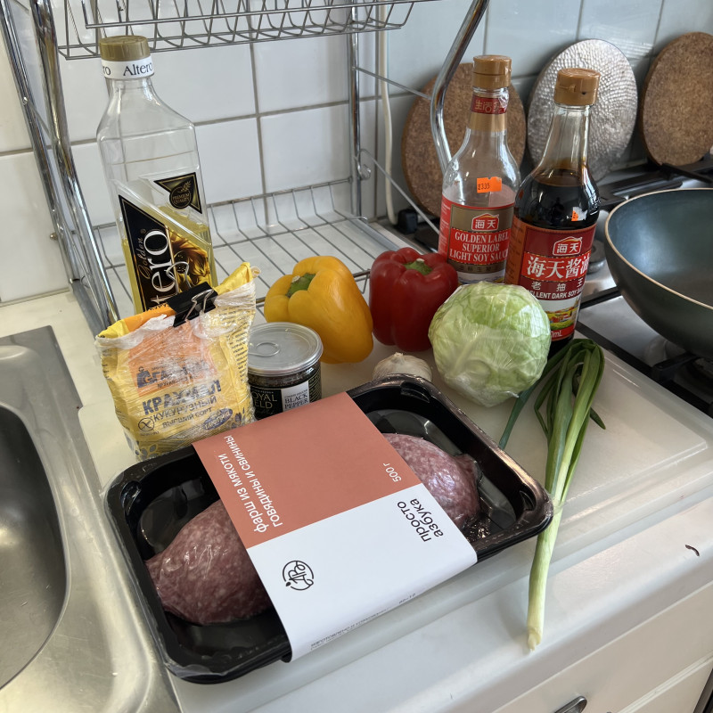 Капуста с мясом и черным перцем