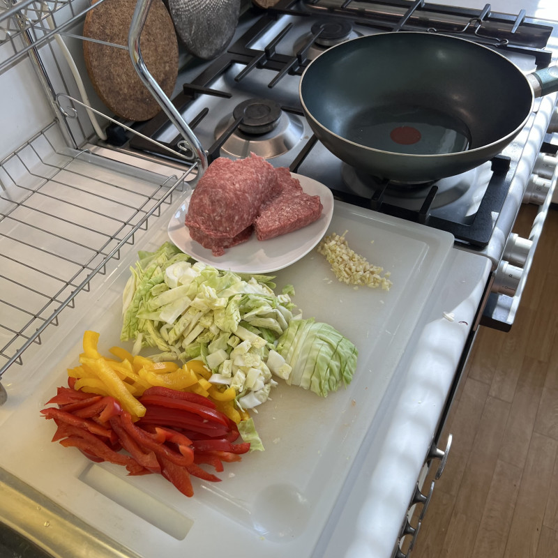 Капуста с мясом и черным перцем