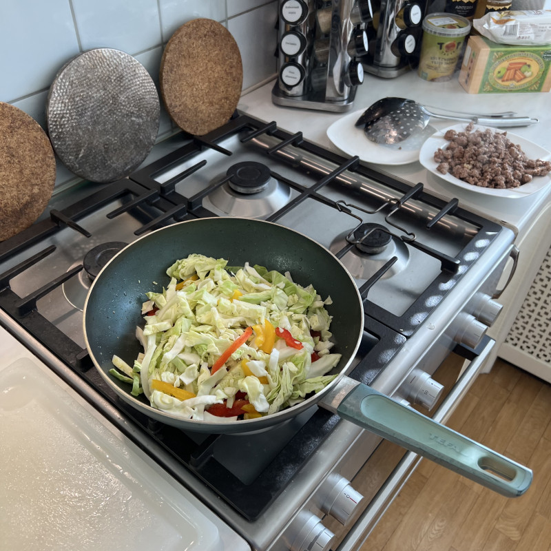 Капуста с мясом и черным перцем