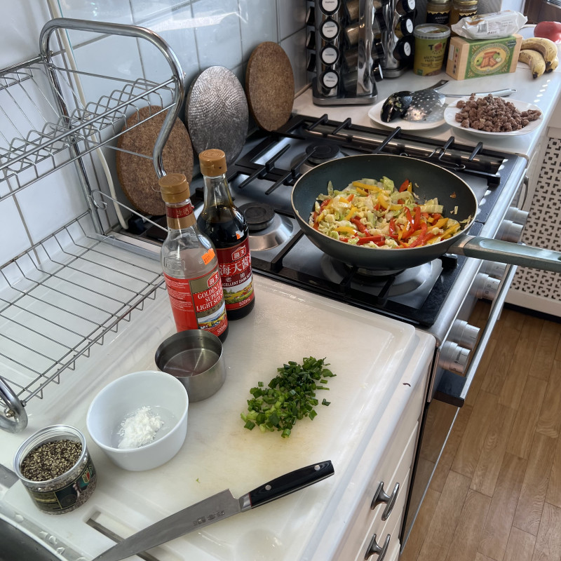 Капуста с мясом и черным перцем