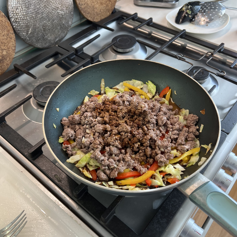 Капуста с мясом и черным перцем