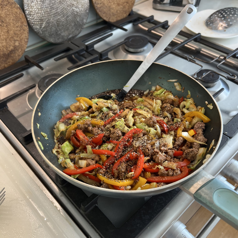 Капуста с мясом и черным перцем