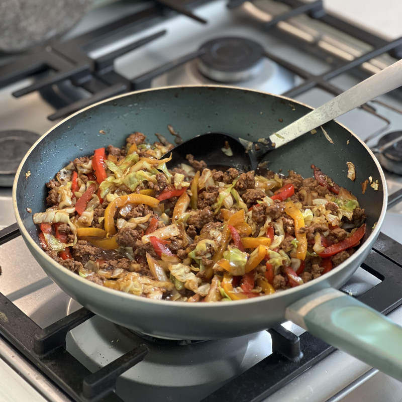 Капуста с мясом и черным перцем